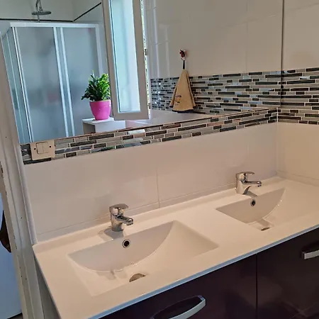 Проживание в семье Chez 1 *